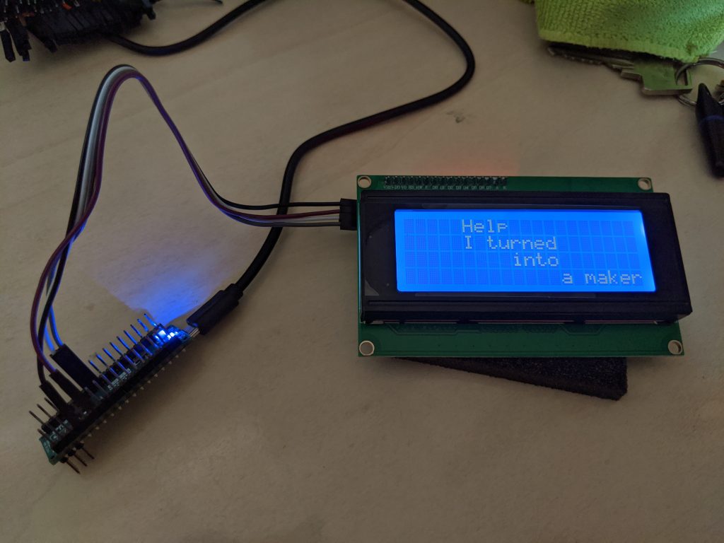 Arduino con LCD che dice "Help I turned into a maker".